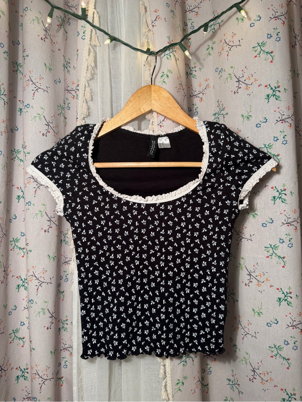 H&M Black Floral Ribbed Crop Top with White Trim